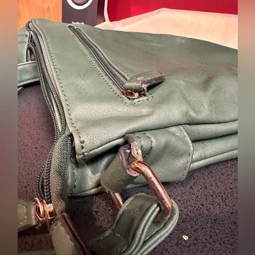 Black Rivet Green Faux Leather Crossbody Purse Multiple Sections 9”x10”x1.5” - Picture 13 of 14